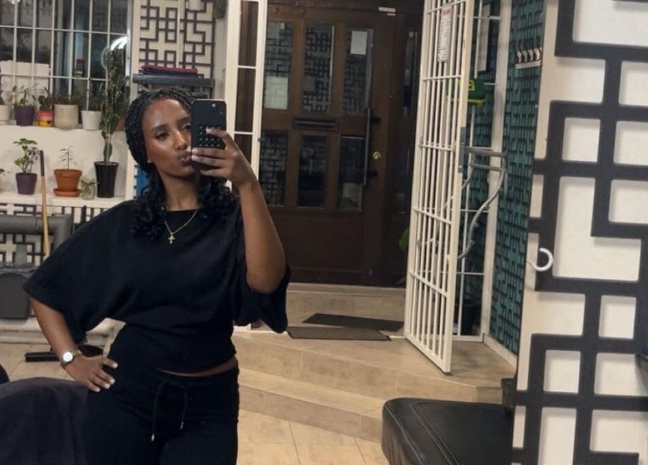 Interiör av Braids By MK i Solna, Stockholms Län med spegel och dekorativa mönster.