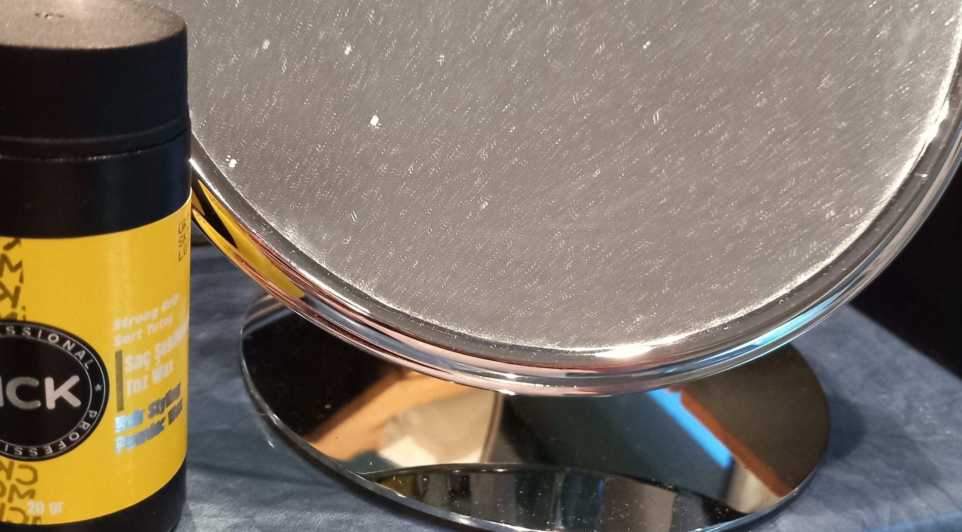 Produit stylisant avec miroir au 💈 FLIX BARBER ®, Thal-marmoutier, Grand Est, FR.