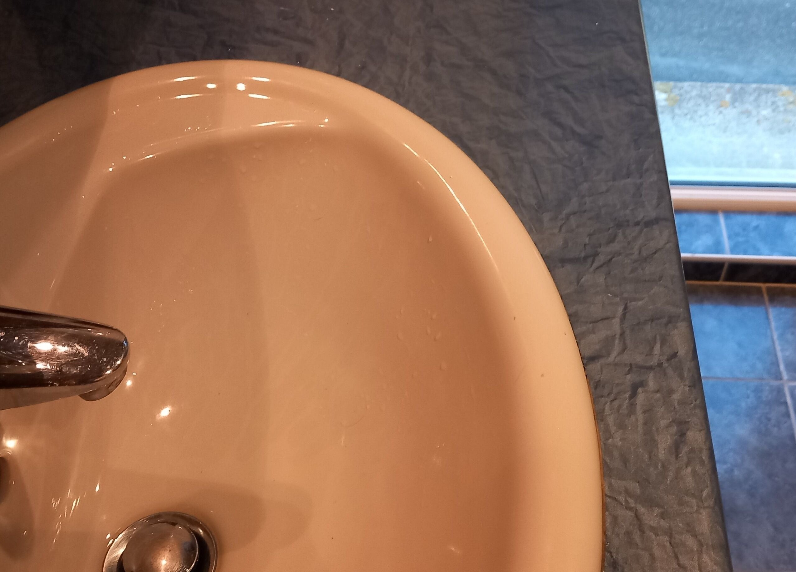 Évier brillant à 💈 FLIX BARBER ®, Thal-marmoutier, Grand Est, FR avec vue sur le sol en carrelage.