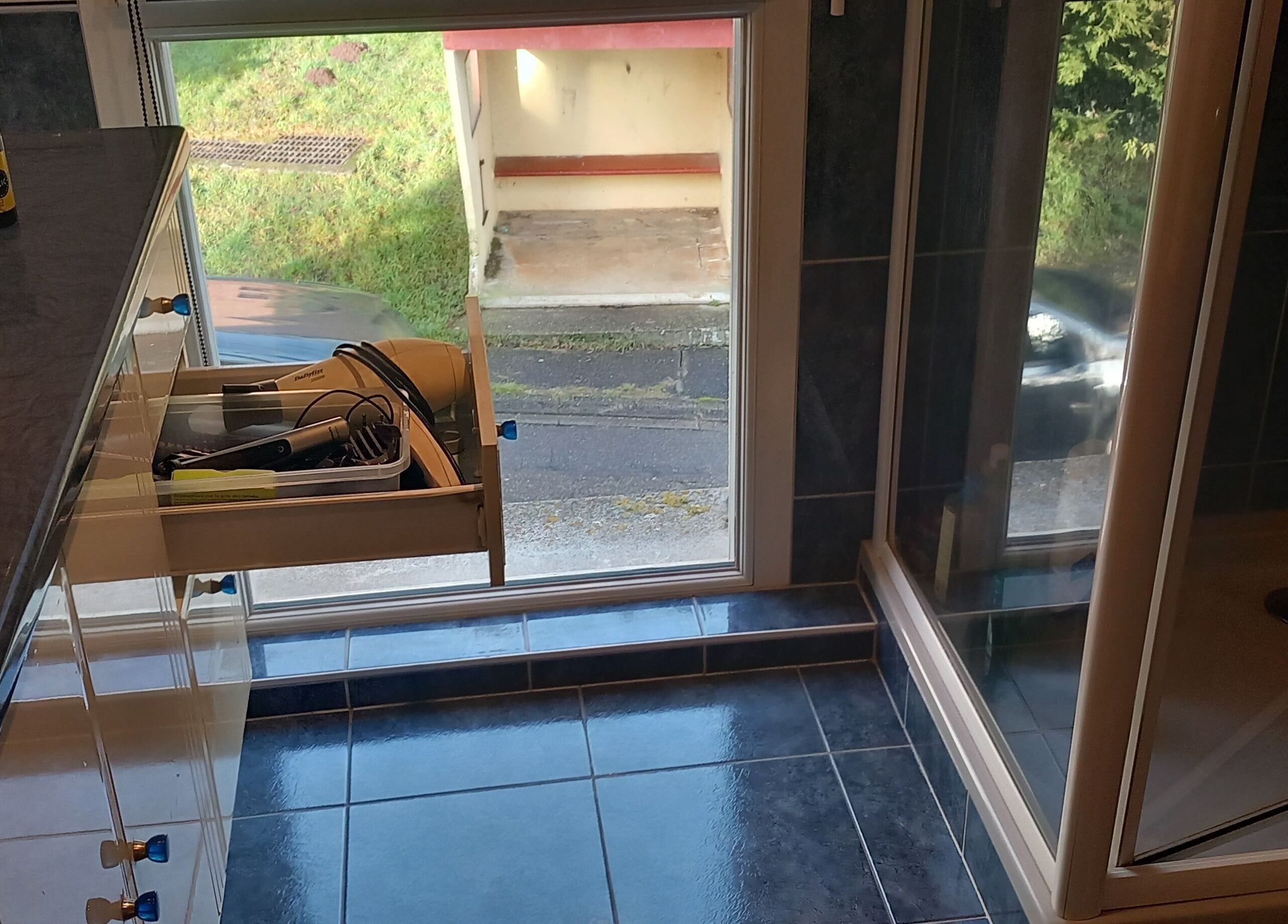 Intérieur de 💈 FLIX BARBER ® à Thal-marmoutier, Grand Est, FR, montrant un tiroir d'outils de coiffure ouvert.