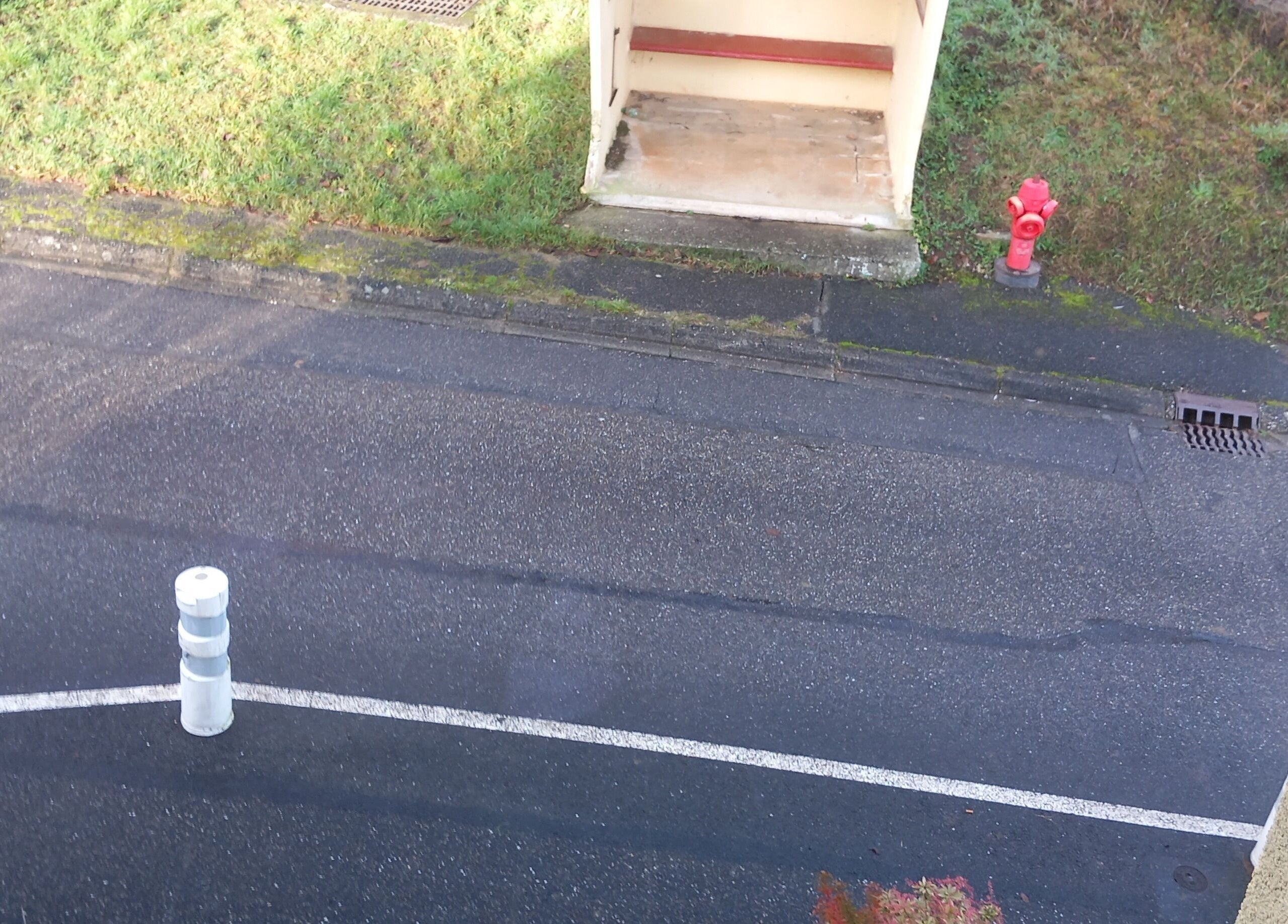 Vue de la rue devant 💈 FLIX BARBER ®, Thal-marmoutier, Grand Est, FR, avec trottoir et herbe verte.