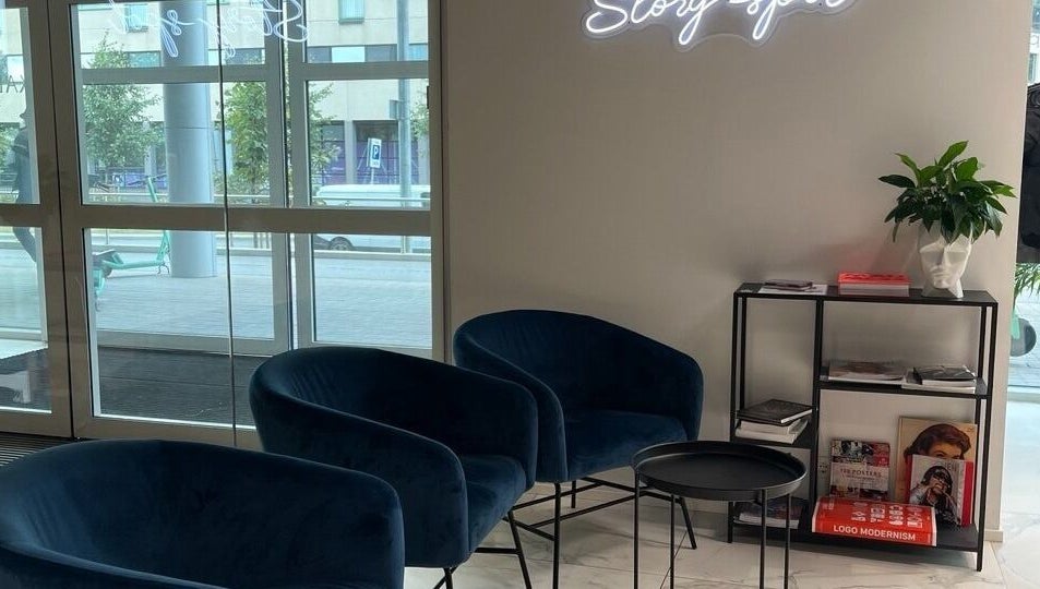 Лобби салона Alina Marenkova в Таллине, уютные кресла у окна.