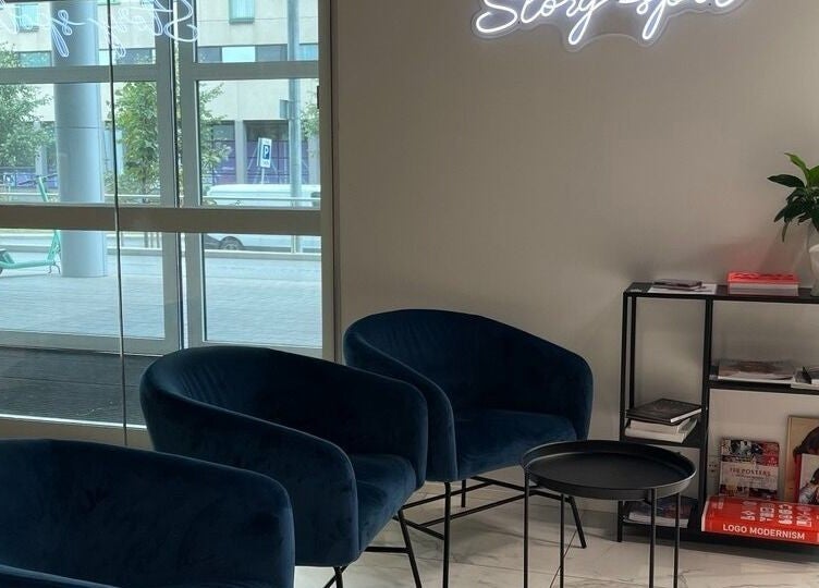 Лобби салона Alina Marenkova в Таллине, уютные кресла у окна.