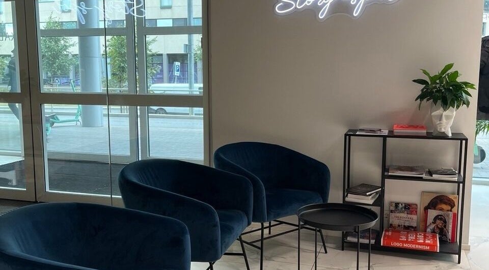 Лобби салона Alina Marenkova в Таллине, уютные кресла у окна.