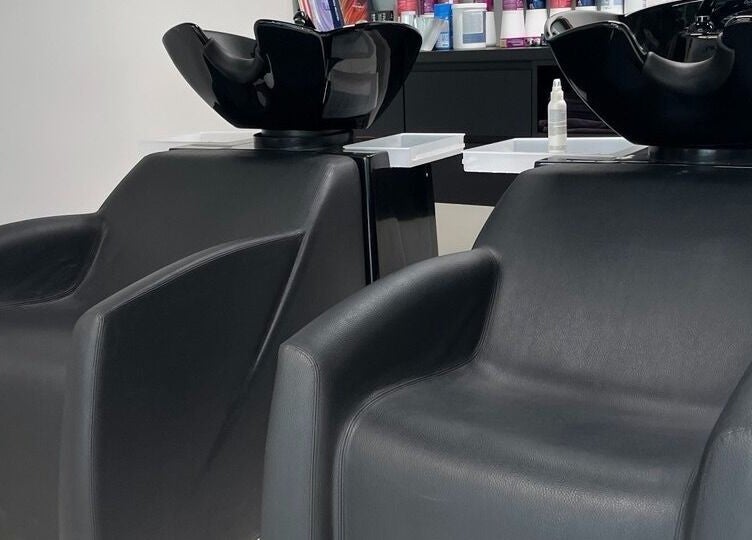 Мойки для волос в элегантном интерьере салона Alina Marenkova в Таллине, Harju maakond, EE.