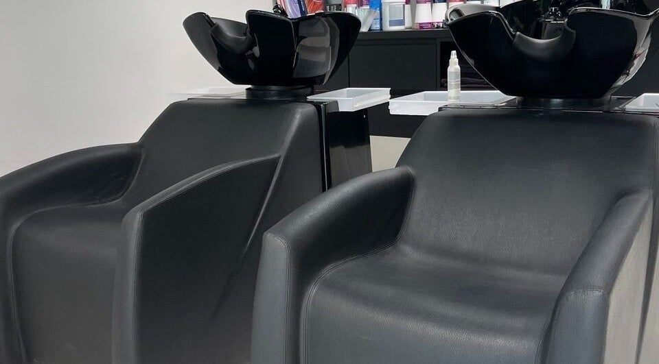 Мойки для волос в элегантном интерьере салона Alina Marenkova в Таллине, Harju maakond, EE.