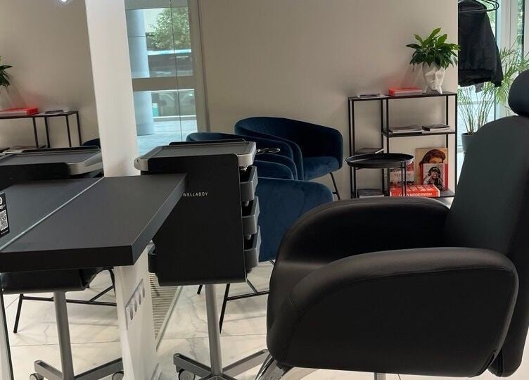 Салон Alina Marenkova в Таллинне, Harju maakond, EE с современным интерьером и креслом для процедур.