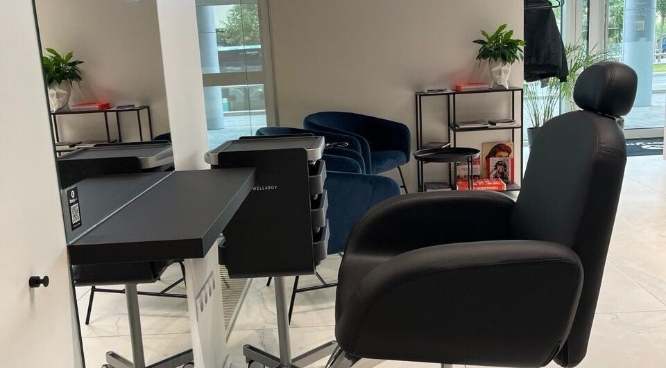 Салон Alina Marenkova в Таллинне, Harju maakond, EE с современным интерьером и креслом для процедур.