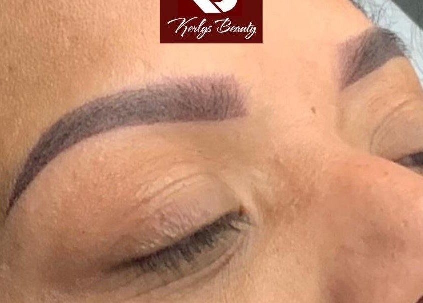Microblading en Kerlys Beauty Geneve, Genève, CH. Cejas definidas y naturales.