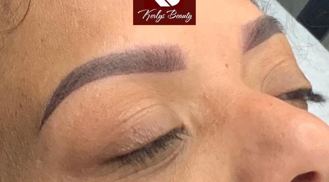 Microblading en Kerlys Beauty Geneve, Genève, CH. Cejas definidas y naturales.