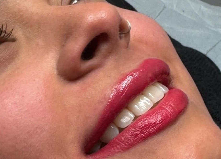 Mujer con labios rojos brillantes en Kerlys Beauty Geneve, Genève, Genève, CH.