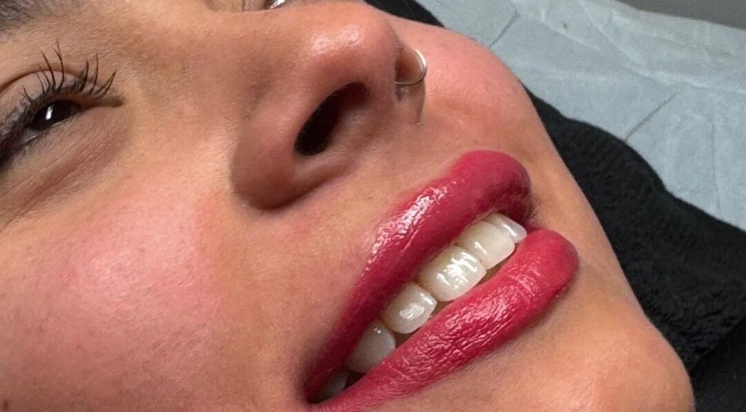 Mujer con labios rojos brillantes en Kerlys Beauty Geneve, Genève, Genève, CH.