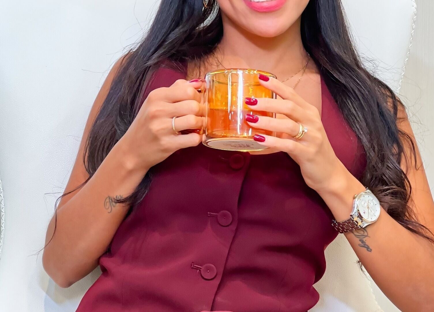 Cliente disfrutando de té en Kerlys Beauty Geneve, un oasis de bienestar en Genève, Genève, CH.