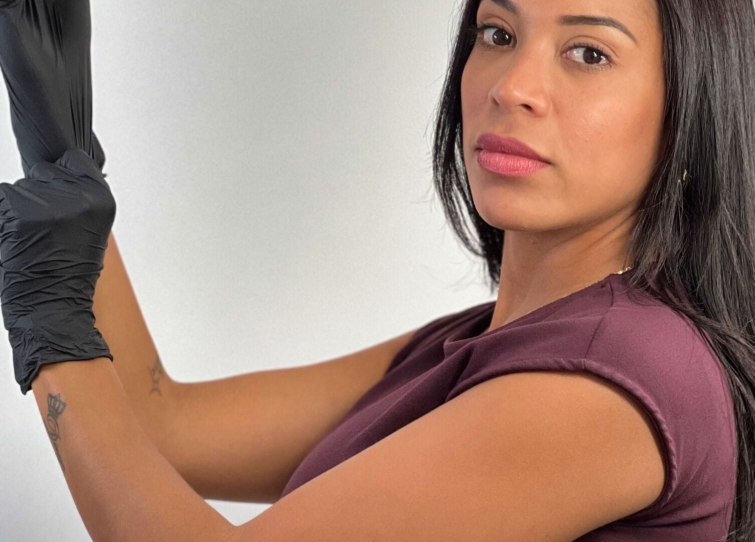 Esteticista en Kerlys Beauty Geneve, Genève, Genève, CH, preparándose con guantes negros.