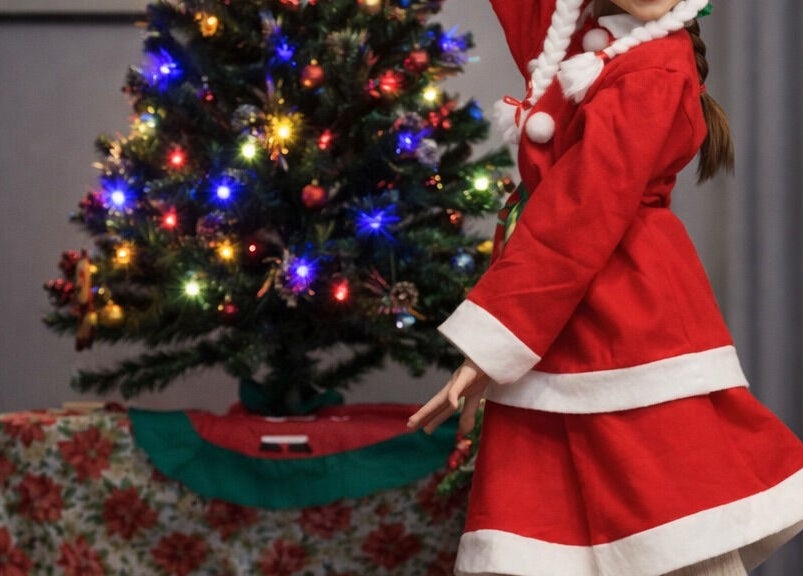 Decoración navideña en Kerlys Beauty Geneve, Genève, Genève, CH, con árbol iluminado y figura festiva.