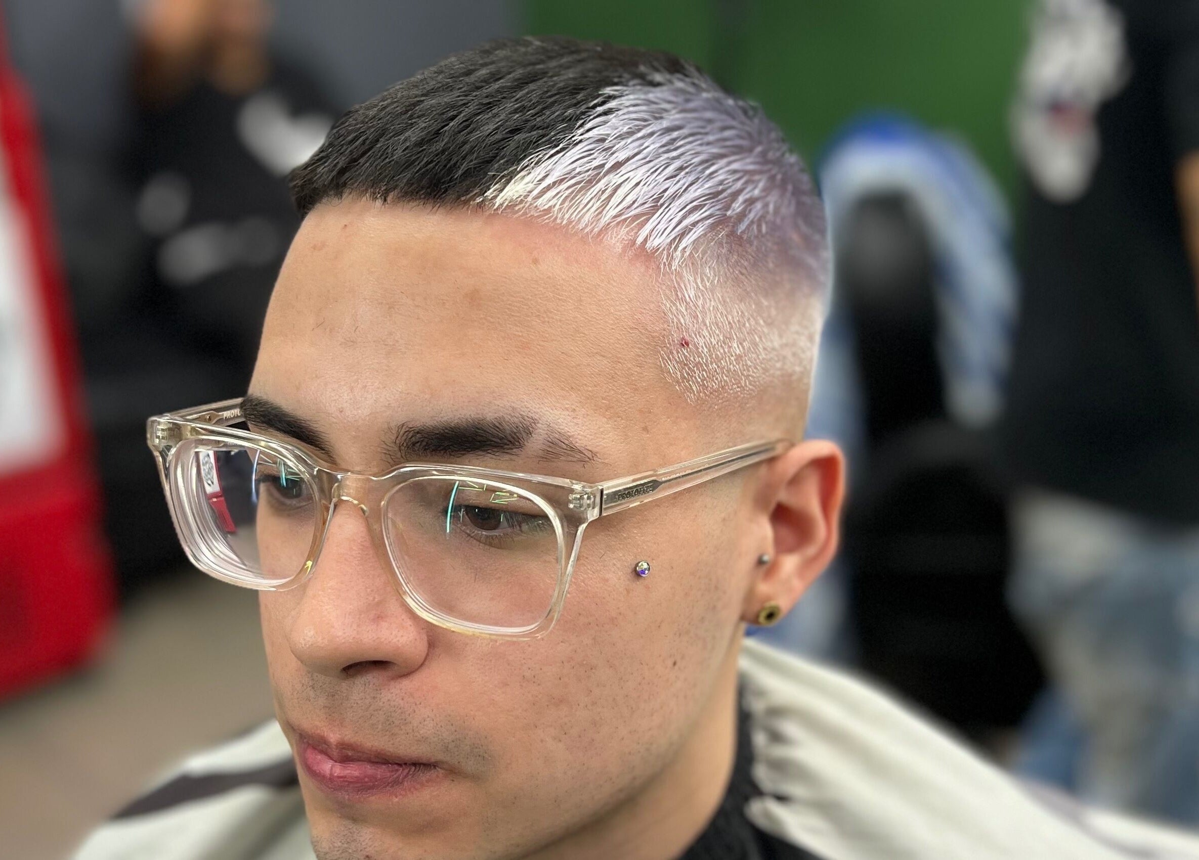 Trendy haircut at Yuyi Baber in Lomas Del Mirador, Provincia De Buenos Aires, AR.