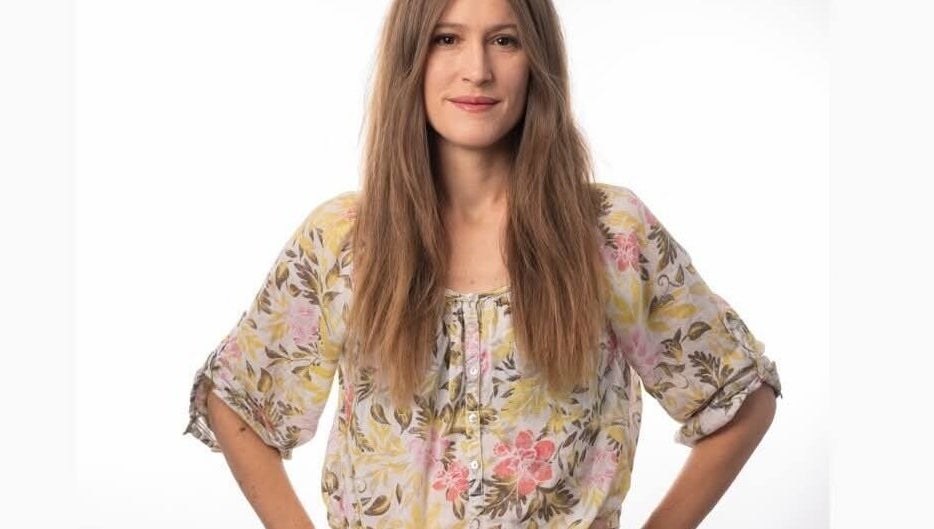 Visage serein à Paz y Alegria, Cournon-d'auvergne, Auvergne-rhône-alpes, FR, sur fond blanc.