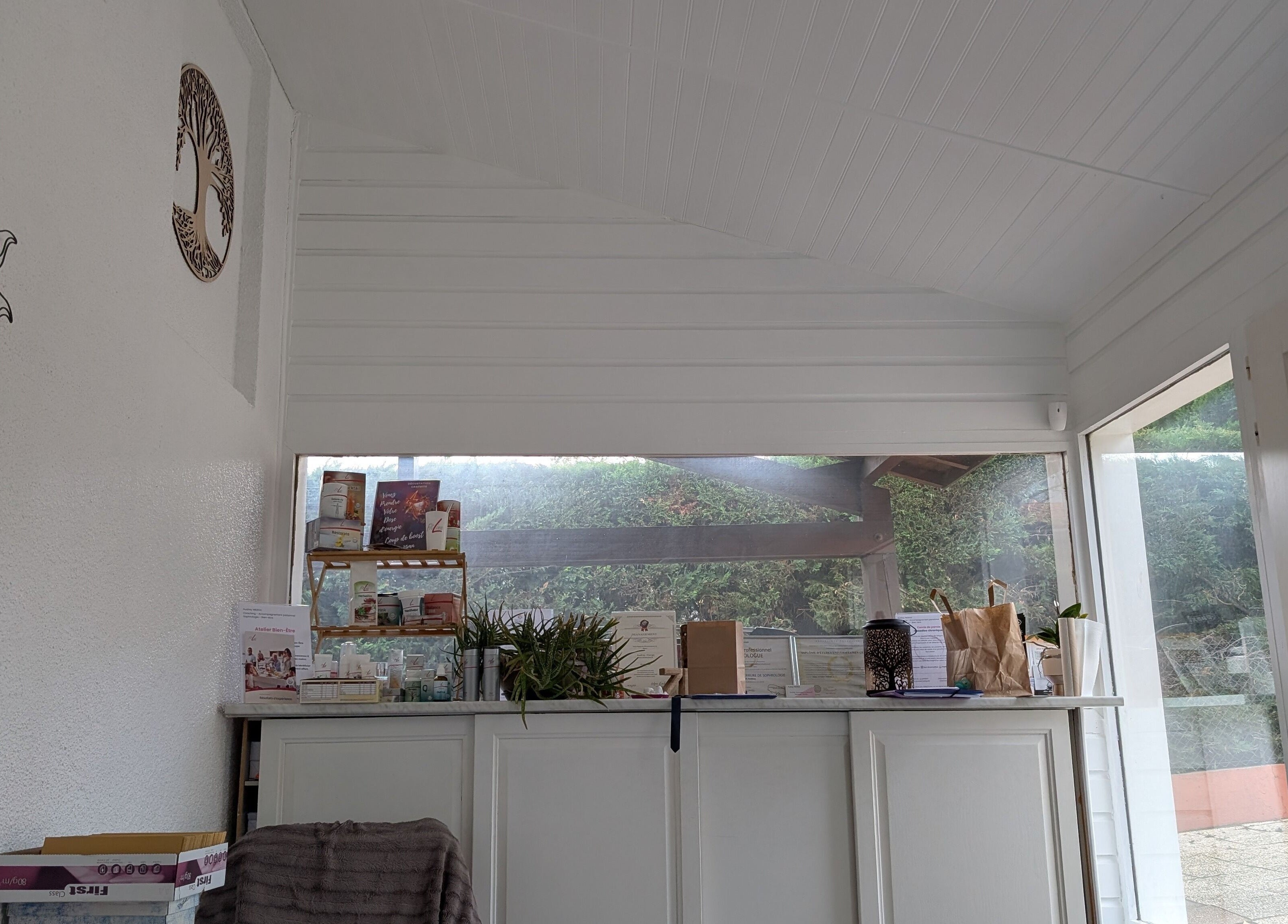 Réception lumineuse de Paz y Alegria, Cournon-d'Auvergne, Auvergne-Rhône-Alpes, FR, avec décoration murale moderne.