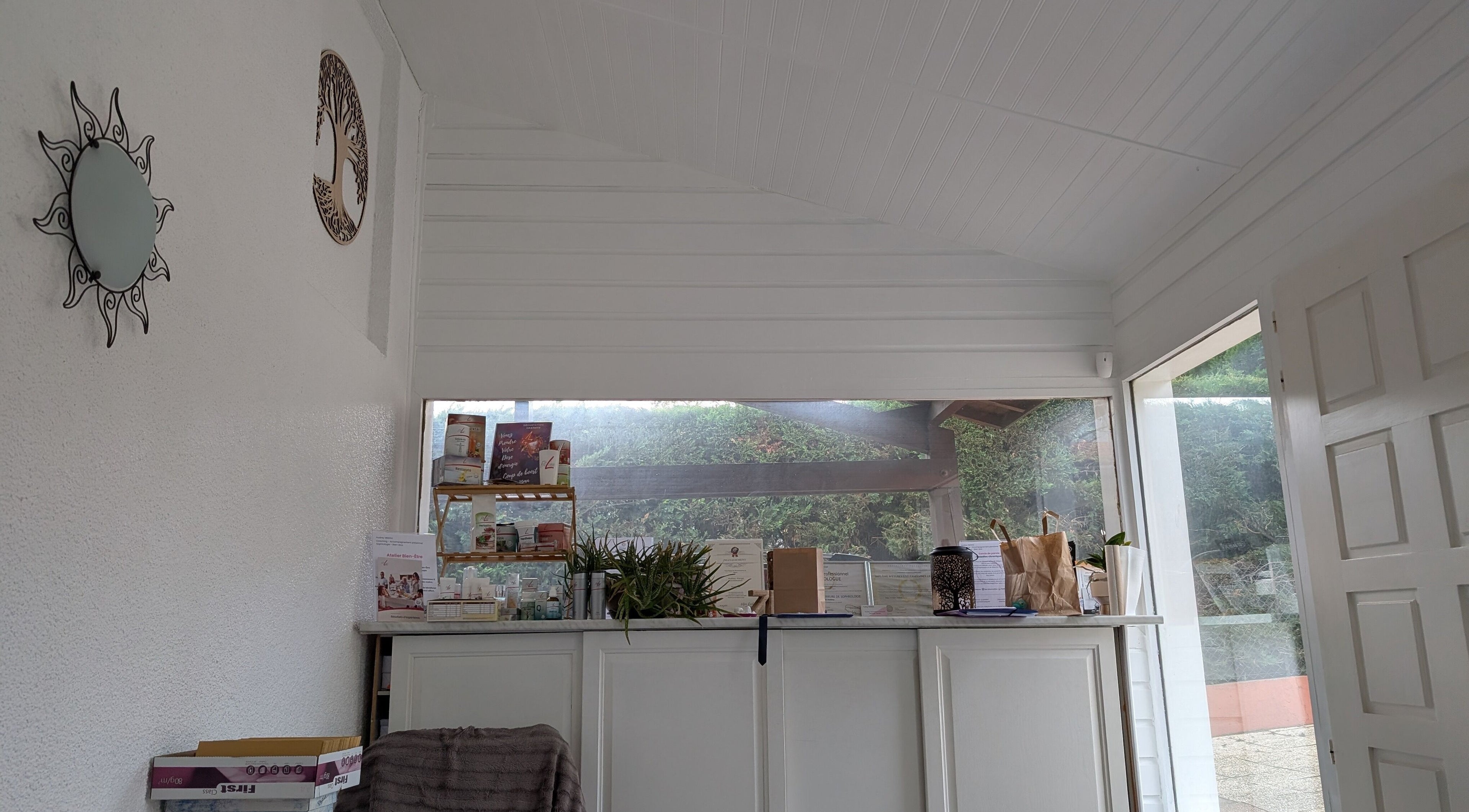 Réception lumineuse de Paz y Alegria, Cournon-d'Auvergne, Auvergne-Rhône-Alpes, FR, avec décoration murale moderne.