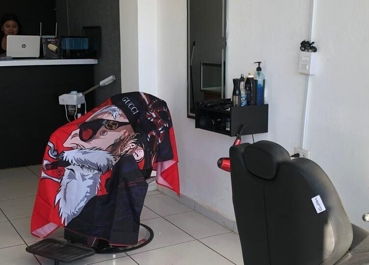 Modern barber chair and vibrant decor at Barber Monkey Studio, Culiacán Rosales, Sinaloa, MX.