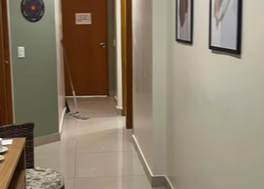 Corredor bem decorado do Estética Luciana Fortunato em São Paulo, São Paulo, BR.