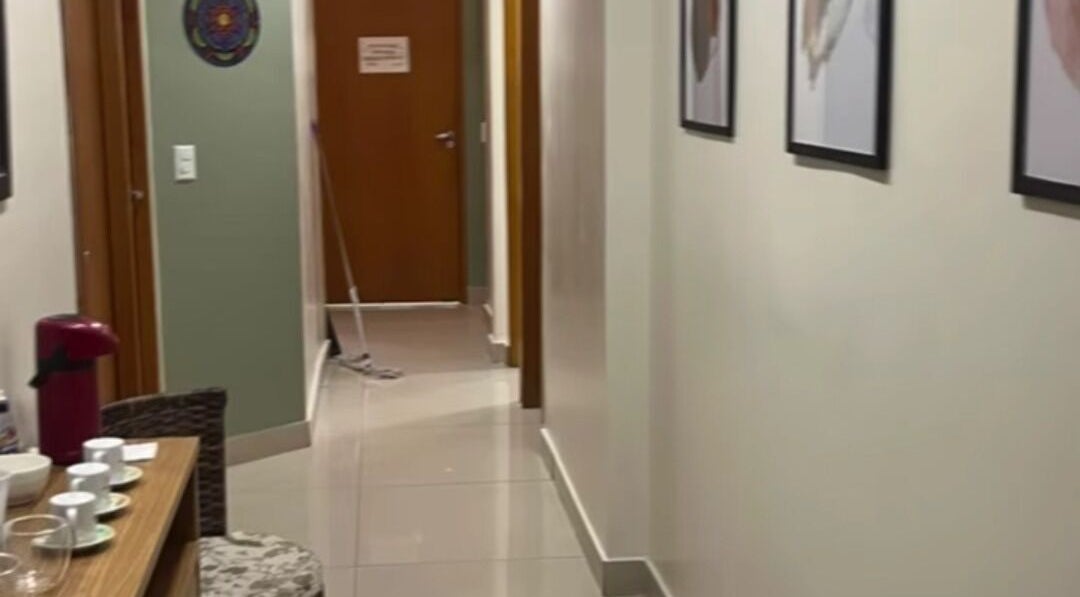 Corredor bem decorado do Estética Luciana Fortunato em São Paulo, São Paulo, BR.