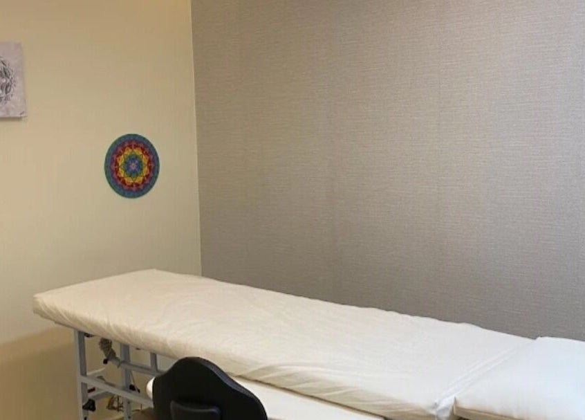 Sala de tratamento na Estética Luciana Fortunato em São Paulo, São Paulo, BR com maca e decoração aconchegante.