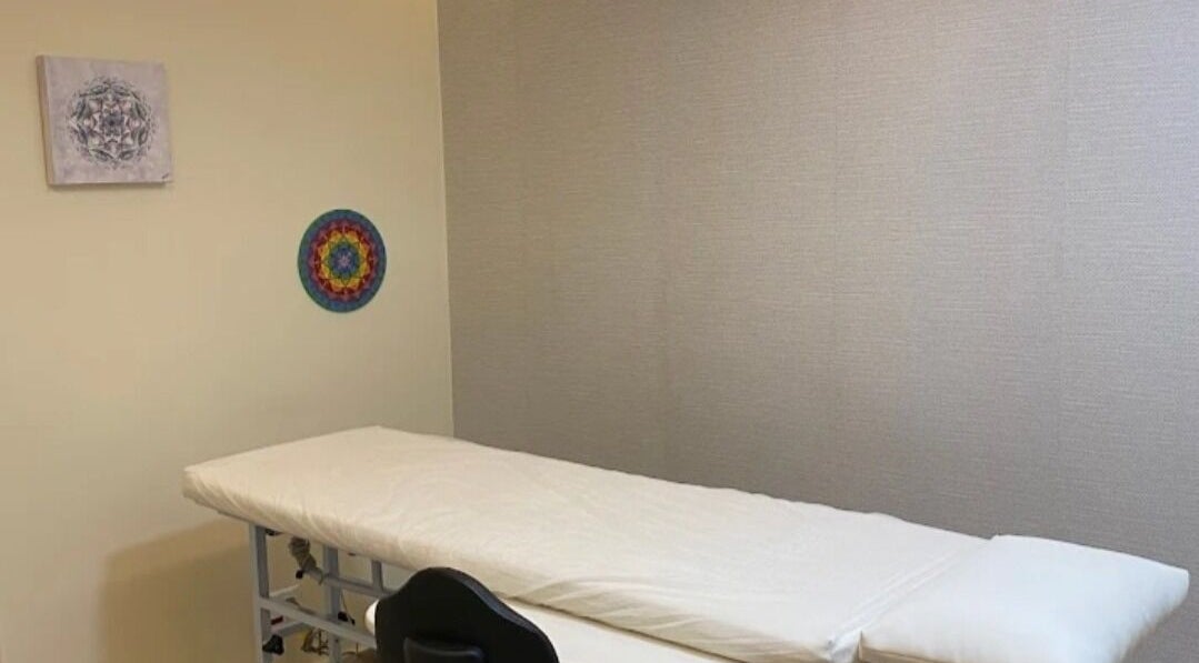 Sala de tratamento na Estética Luciana Fortunato em São Paulo, São Paulo, BR com maca e decoração aconchegante.