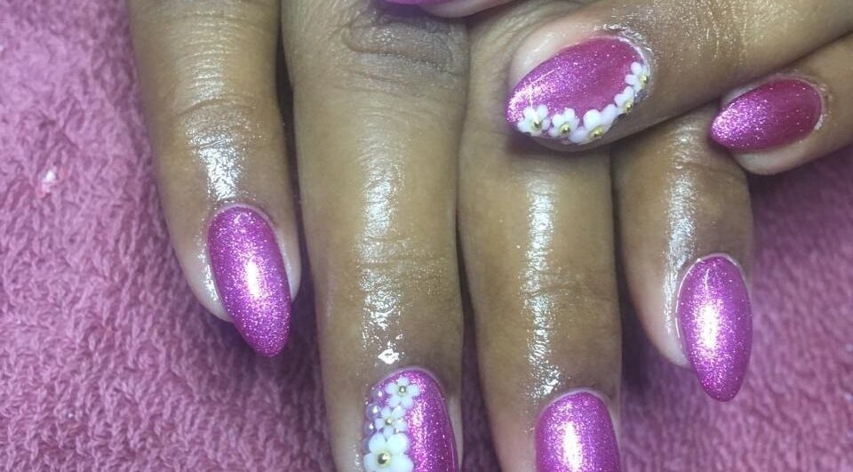 Pink gel nails with floral design at Ongles par flor, Paramaribo, Paramaribo, SR.