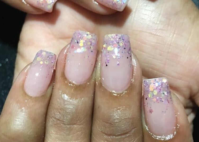Nails with pink polish and glitter from Ongles par flor, Paramaribo, Paramaribo, SR.