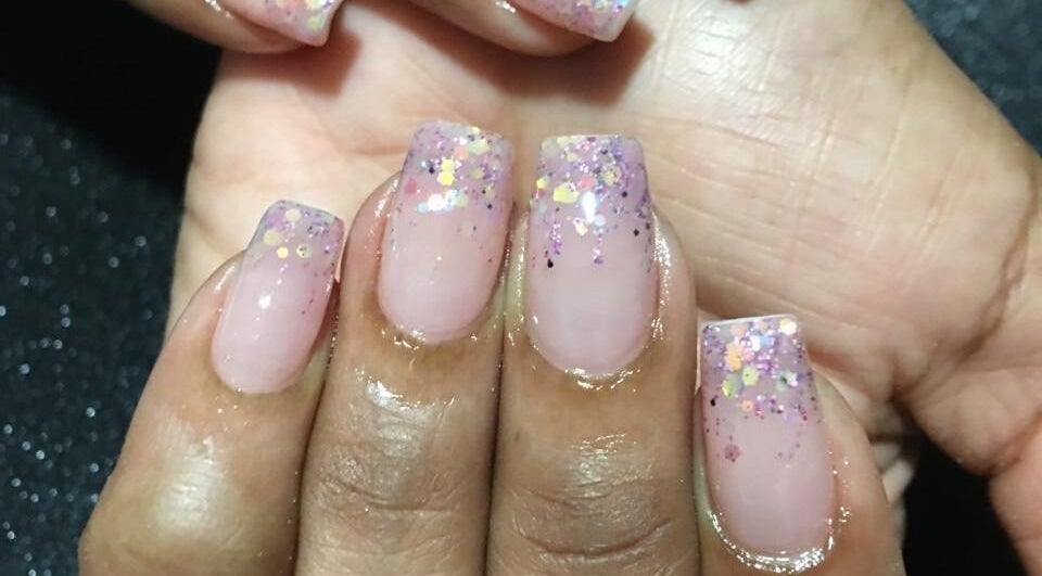 Nails with pink polish and glitter from Ongles par flor, Paramaribo, Paramaribo, SR.