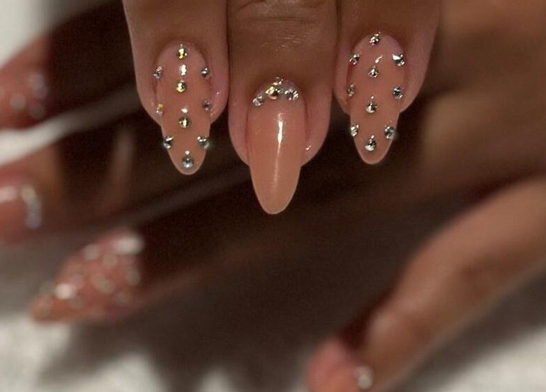 Stylish gem-studded nails at Ongles par flor, Paramaribo, Paramaribo, SR. Perfect for a glamorous look.