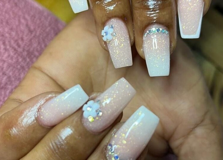 Elegant floral acrylic nails by Ongles par flor in Paramaribo, Paramaribo, SR sparkles with style.