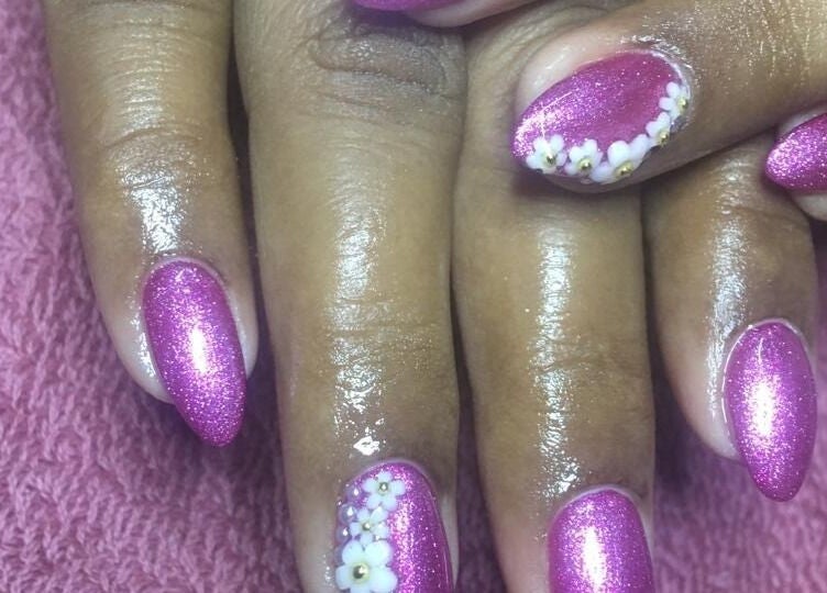 Sparkling purple nails with floral design at Ongles par flor, Paramaribo, Paramaribo, SR.