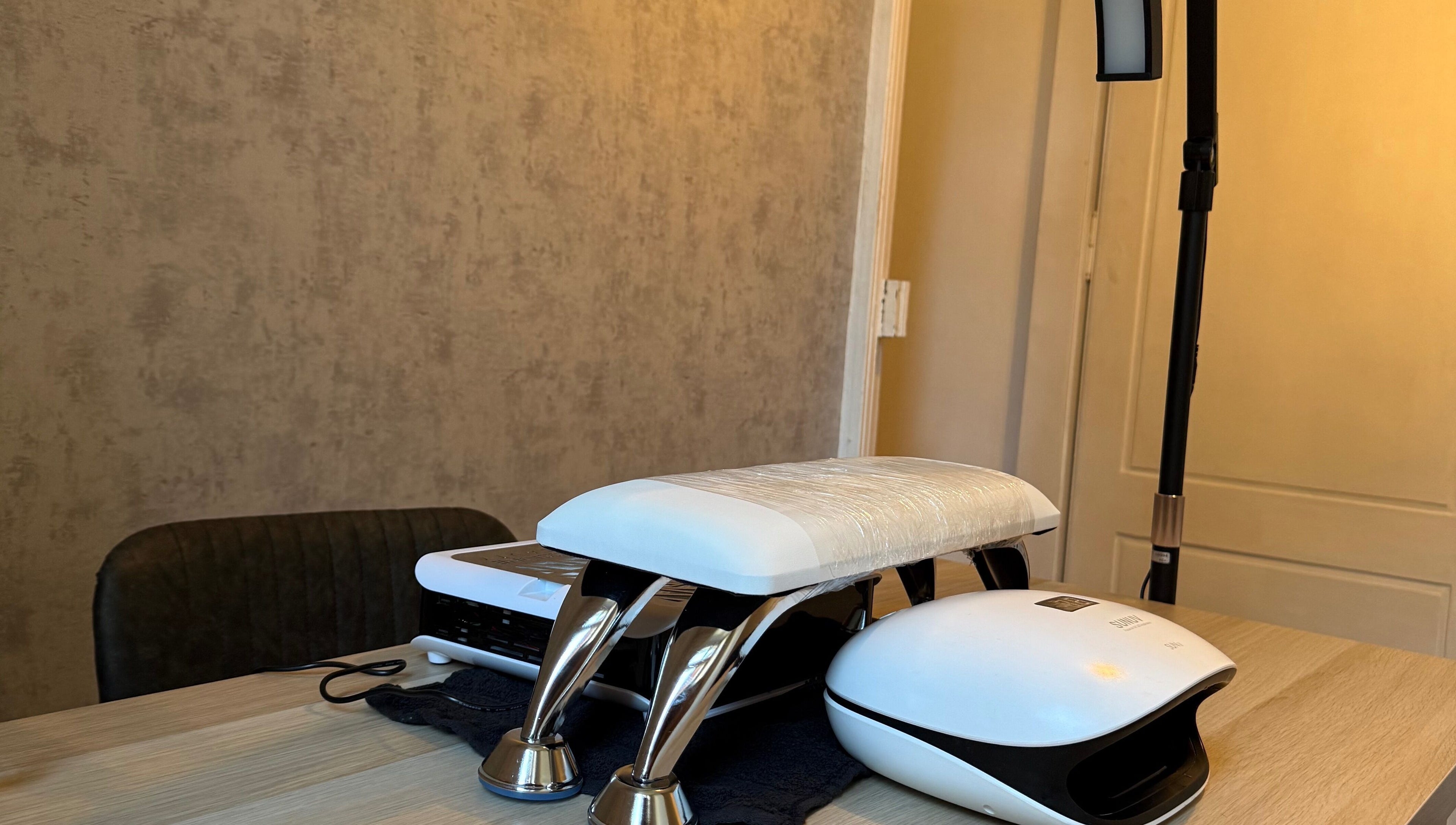 Table de manucure à L’atelier de Léonie, Baume-les-dames, Bourgogne-franche-comté, FR, équipée pour soins.