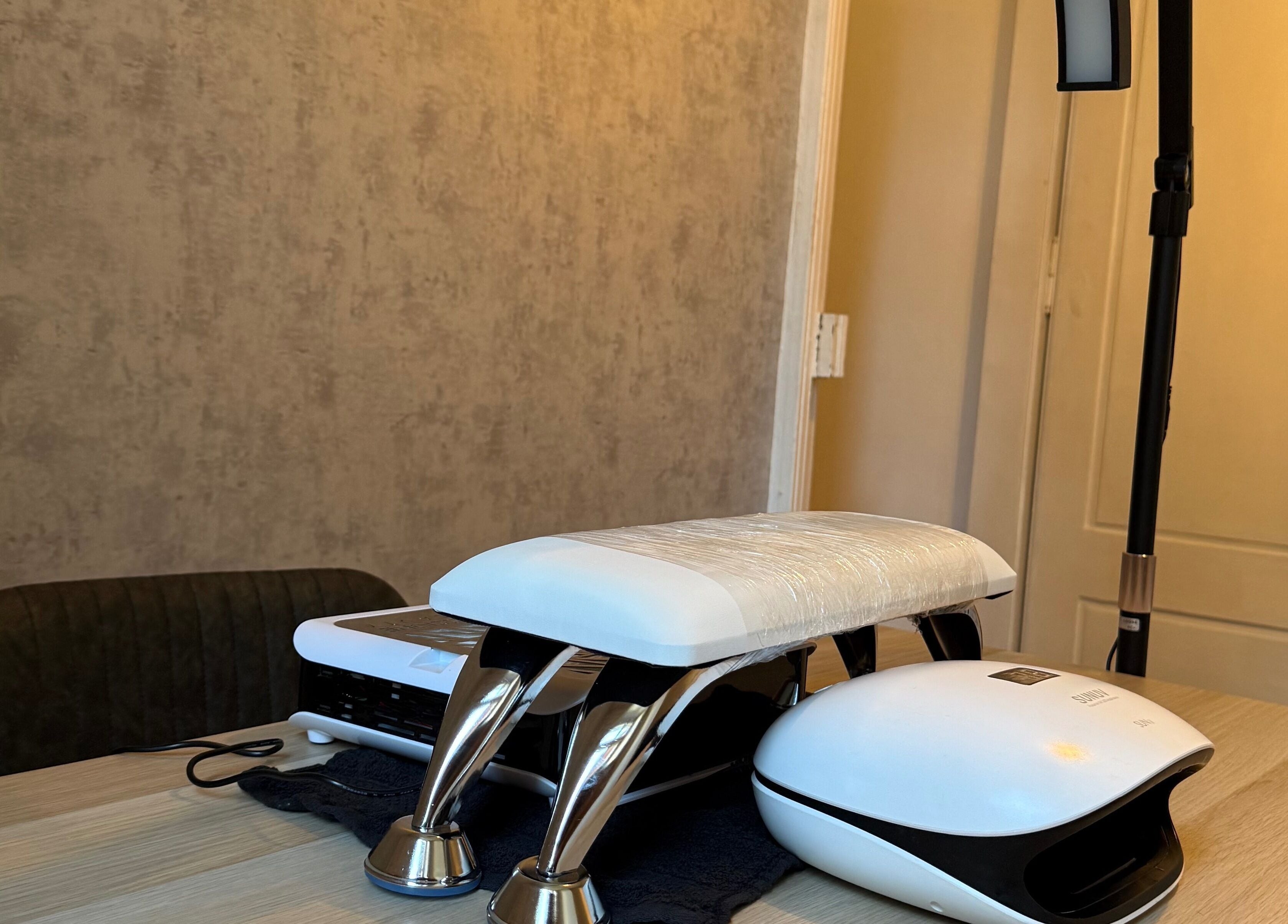 Table de manucure à L’atelier de Léonie, Baume-les-dames, Bourgogne-franche-comté, FR, équipée pour soins.