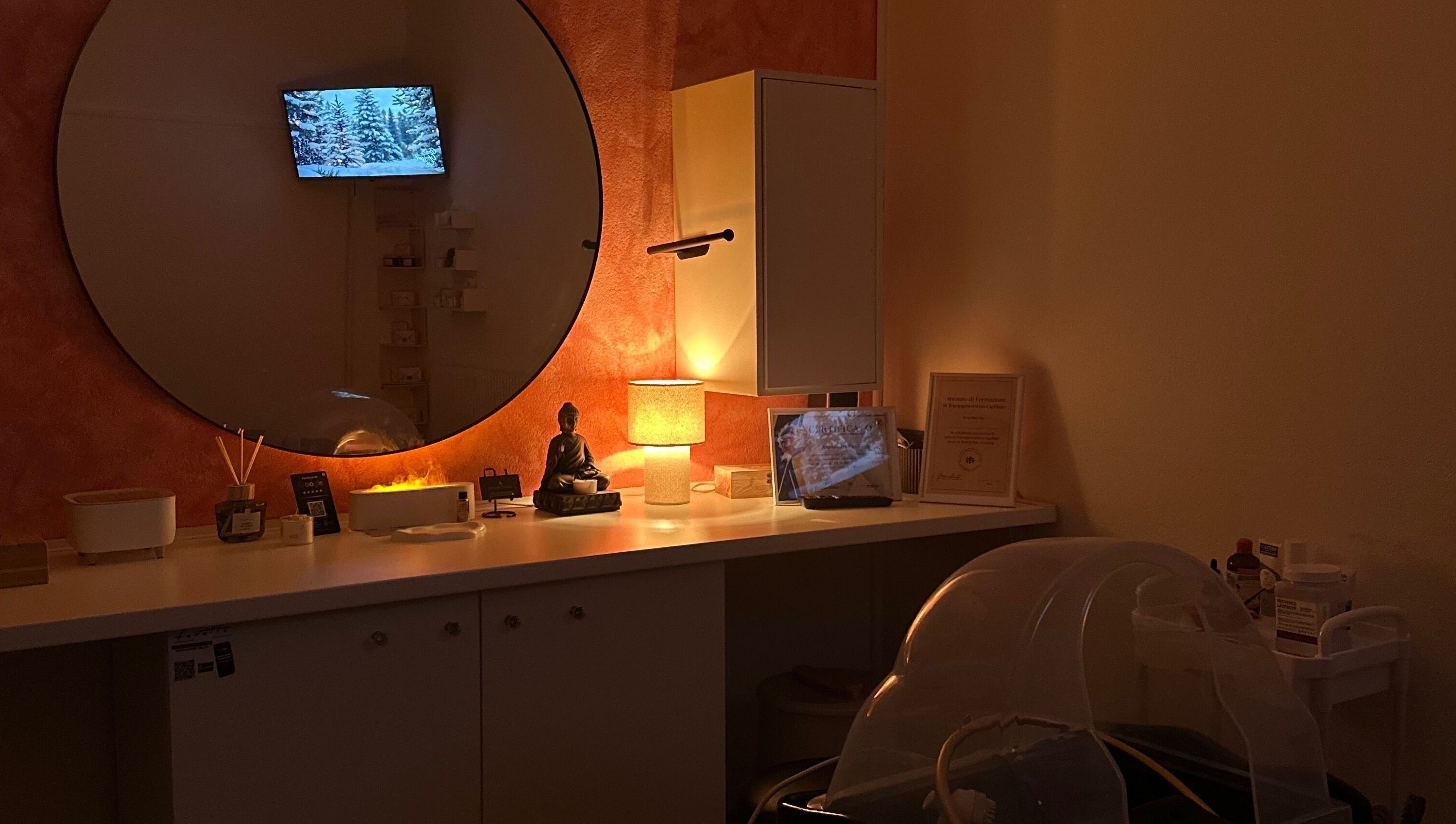 Sala relax di Imbellire institut, Lausanne, Vaud, CH, con decorazioni zen e illuminazione calda.