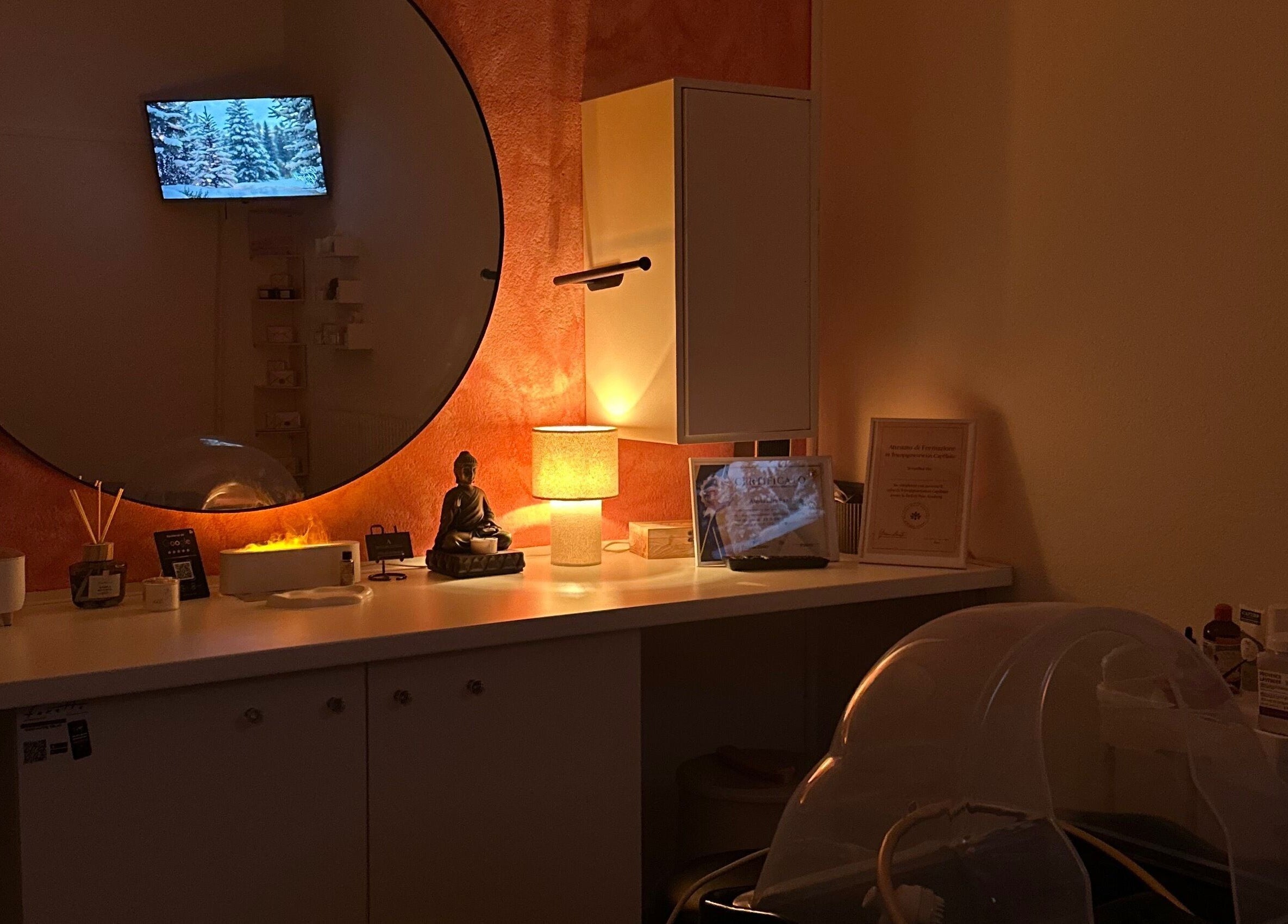 Sala relax di Imbellire institut, Lausanne, Vaud, CH, con decorazioni zen e illuminazione calda.