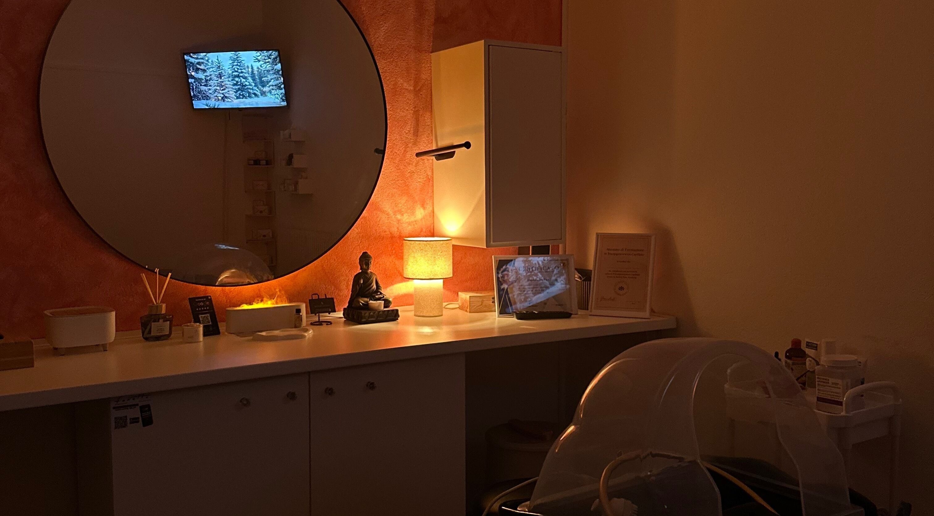 Sala relax di Imbellire institut, Lausanne, Vaud, CH, con decorazioni zen e illuminazione calda.