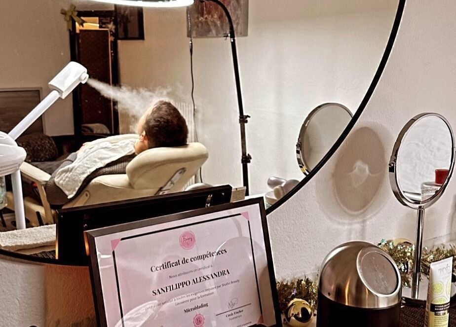 Trattamento viso al vapore presso Imbellire institut, Lausanne, Vaud, CH, con elegante arredamento.