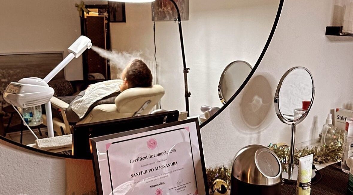 Trattamento viso al vapore presso Imbellire institut, Lausanne, Vaud, CH, con elegante arredamento.