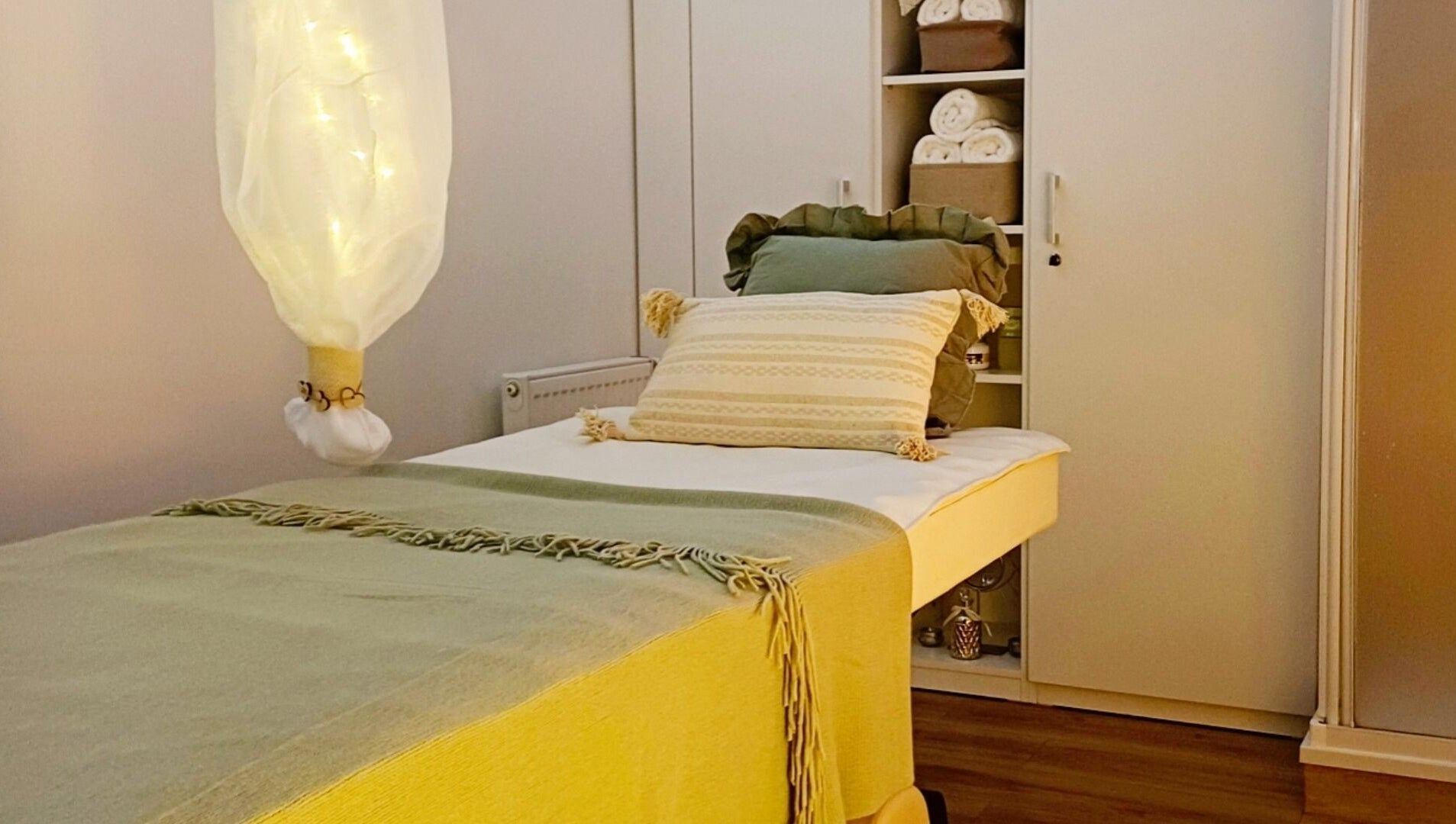 Příjemná masážní místnost v Masáže Niky, Hradec Králové, Královéhradecký Kraj, CZ nabízející relaxaci.