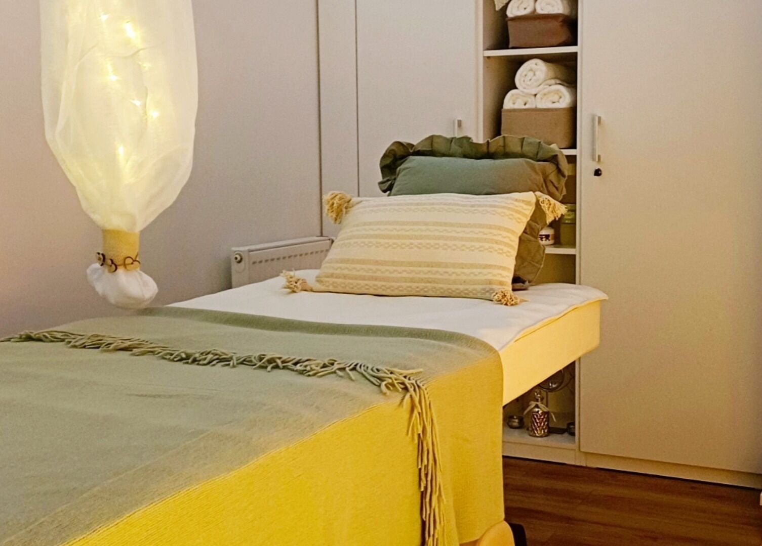 Příjemná masážní místnost v Masáže Niky, Hradec Králové, Královéhradecký Kraj, CZ nabízející relaxaci.