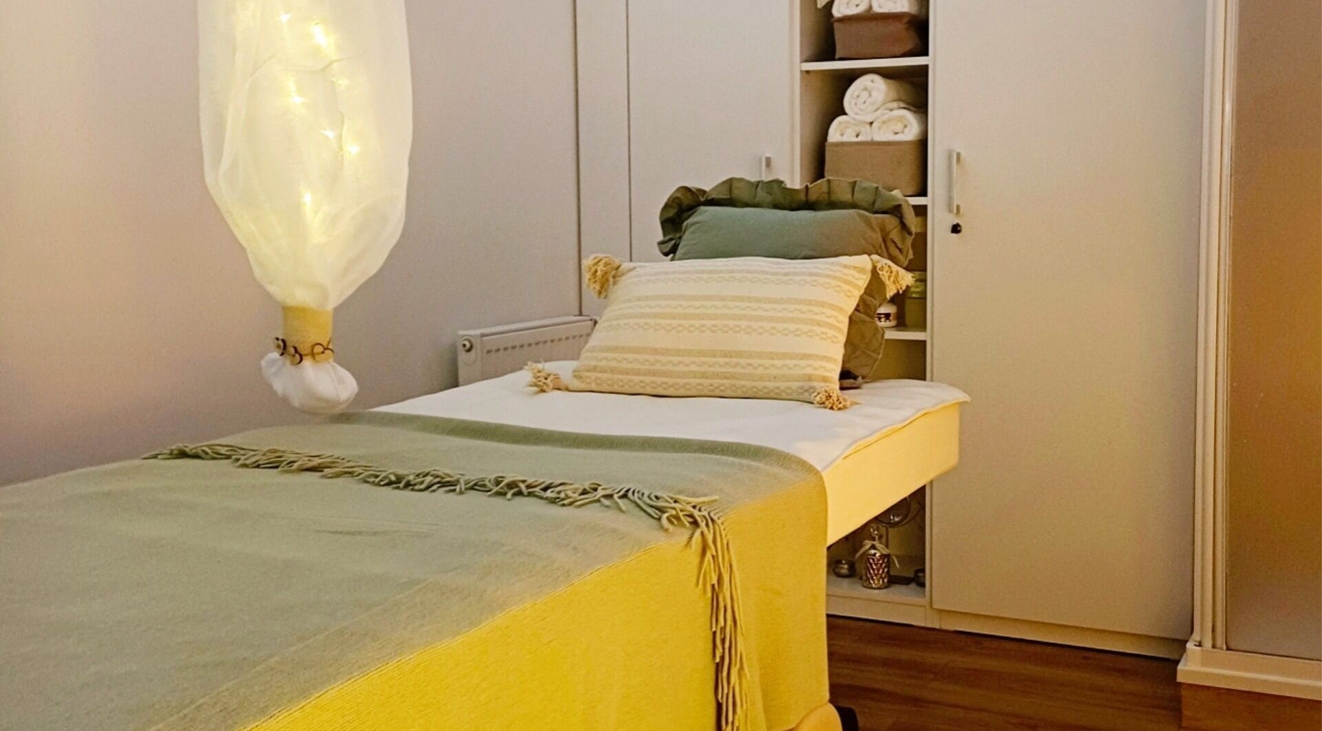 Příjemná masážní místnost v Masáže Niky, Hradec Králové, Královéhradecký Kraj, CZ nabízející relaxaci.