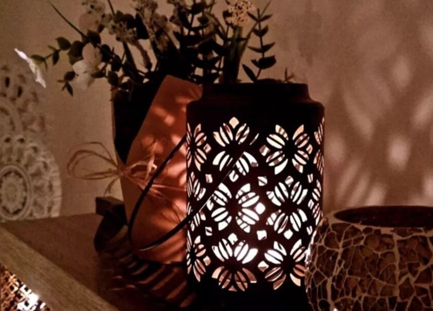 Dekorativní svíčka a květiny vytvářejí klidnou atmosféru v Masáže Niky, Hradec Králové, Královéhradecký Kraj, CZ.