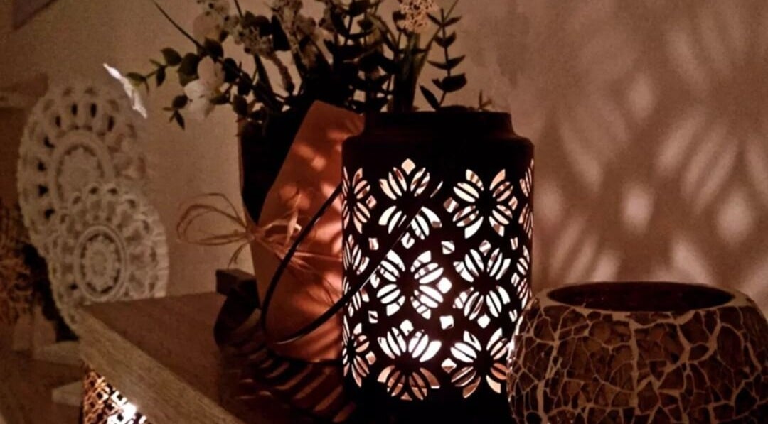 Dekorativní svíčka a květiny vytvářejí klidnou atmosféru v Masáže Niky, Hradec Králové, Královéhradecký Kraj, CZ.