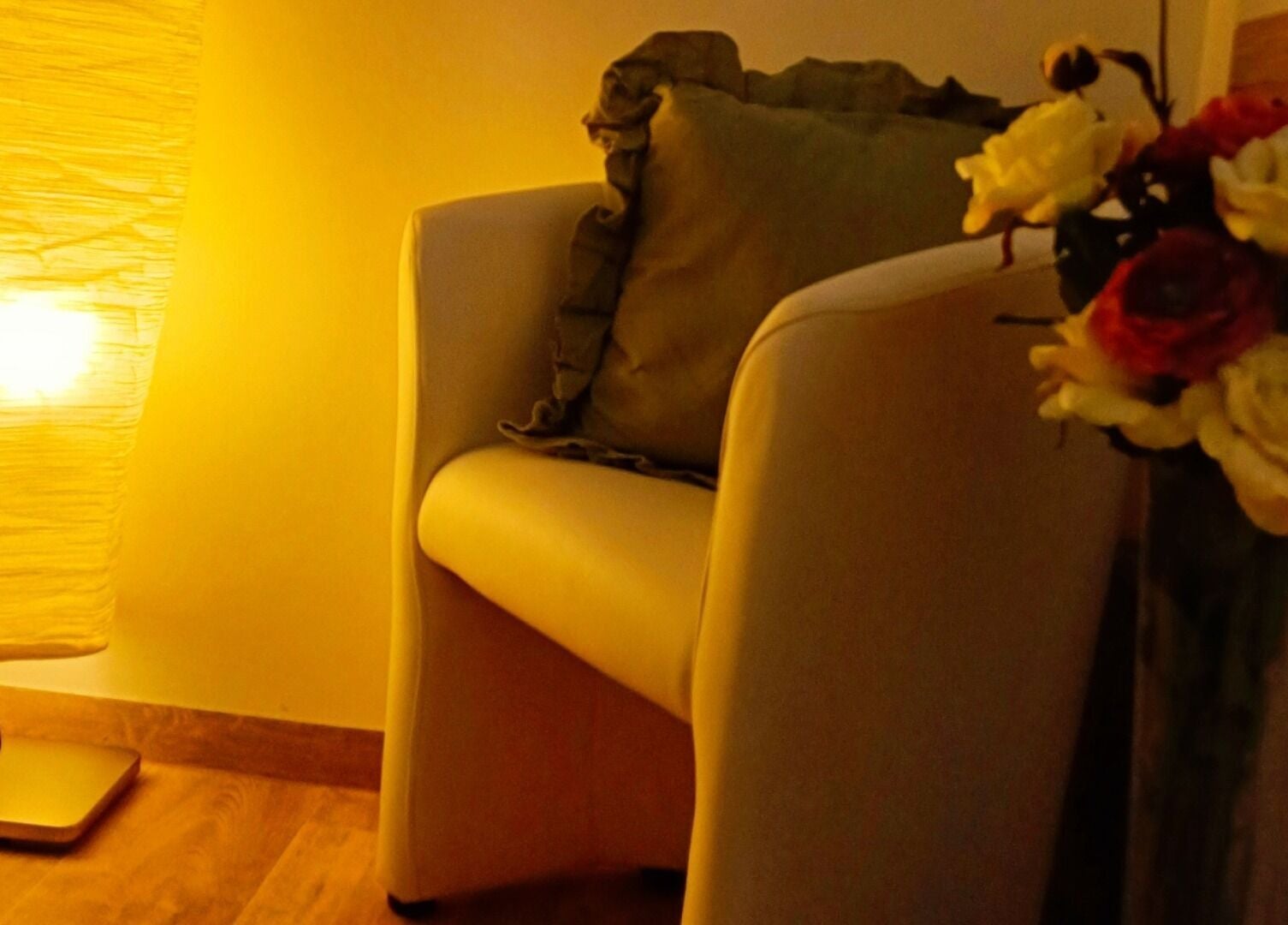 Uklidňující koutek s křeslem a květinami v Masáže Niky, Hradec Králové, Královéhradecký Kraj, CZ.