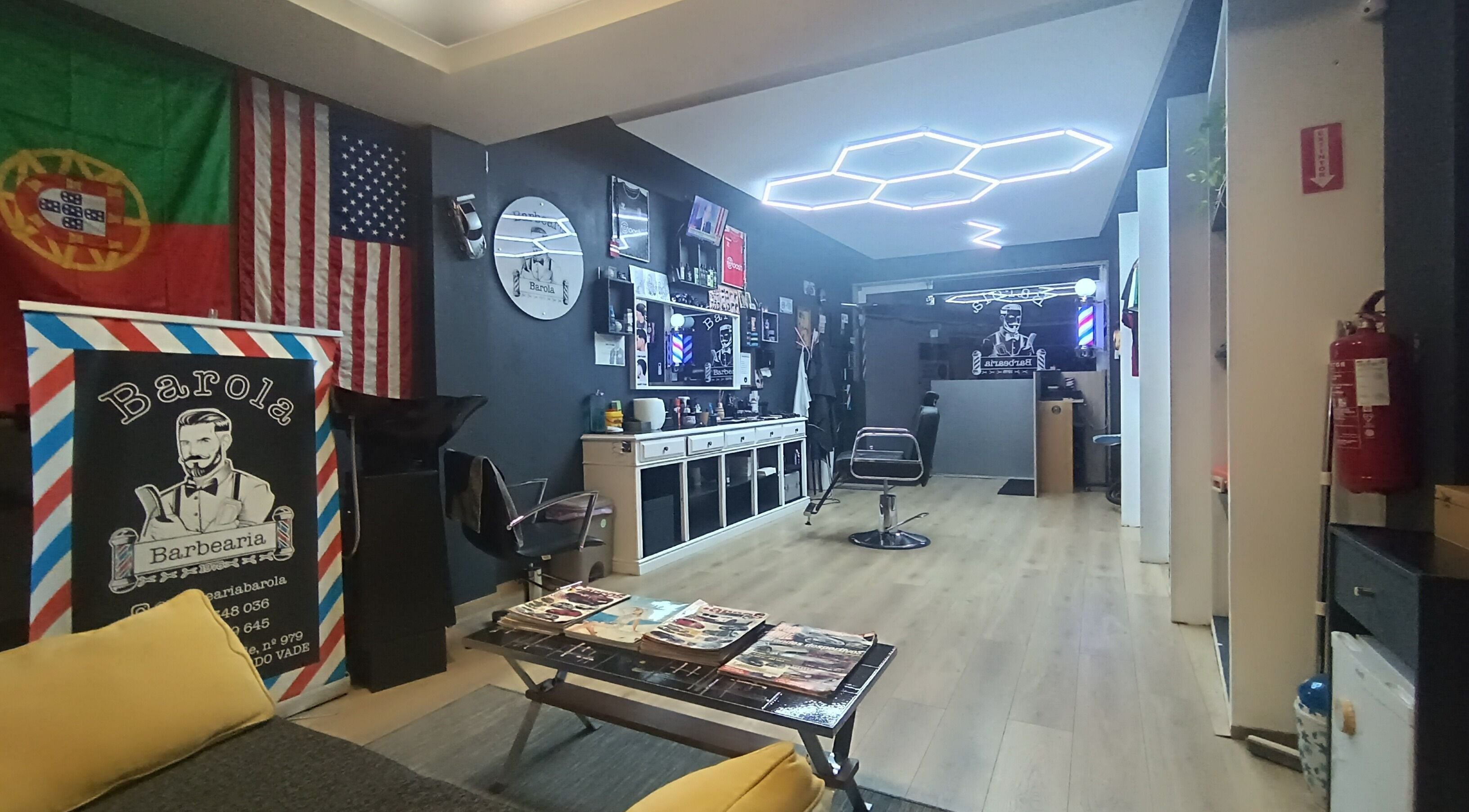 Interior da Barola Barbearia em Atães, Braga, PT, com decoração moderna e cadeiras de corte.