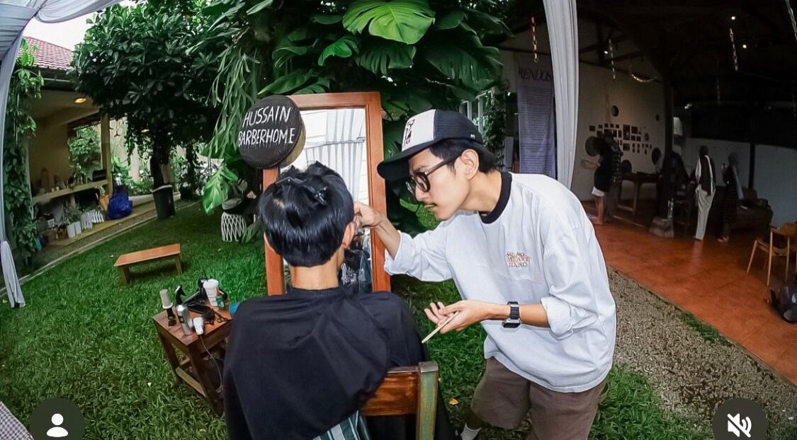 Gaya rambut modern di Growan, Jawa Barat, ID. Ruang hijau nyaman menginspirasi relaksasi dan perawatan.