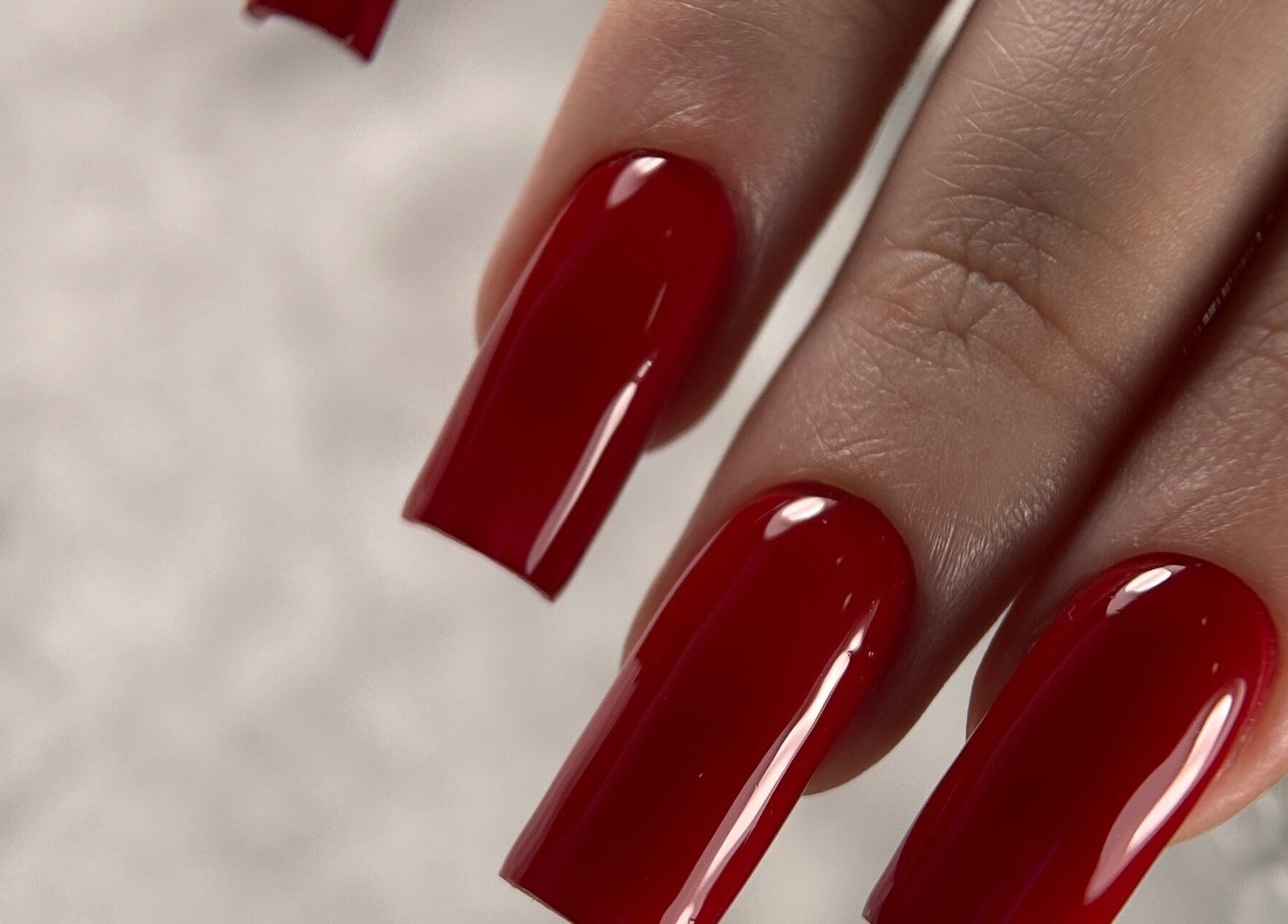 Елегантний червоний манікюр у салоні Mariana Kurtash, Warszawa, Województwo Mazowieckie, PL.